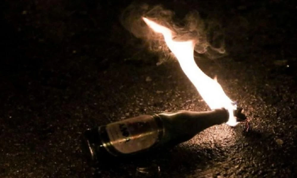 Πάτρα: Άγνωστοι πέταξαν μολότοφ κοντά στο Αστυνομικό Μέγαρο